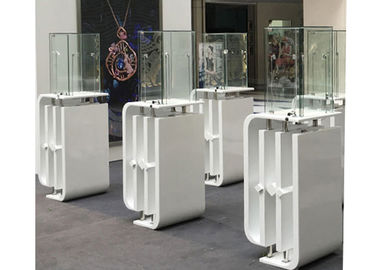 Leuchtende weiße Beschichtung Custom Glass Display Cases mit LED-Hochpol-Leuchten