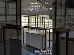 Beige- und Goldschmuckvitrinen schaffen ein luxuriöses und warmes Einkaufsumfeld